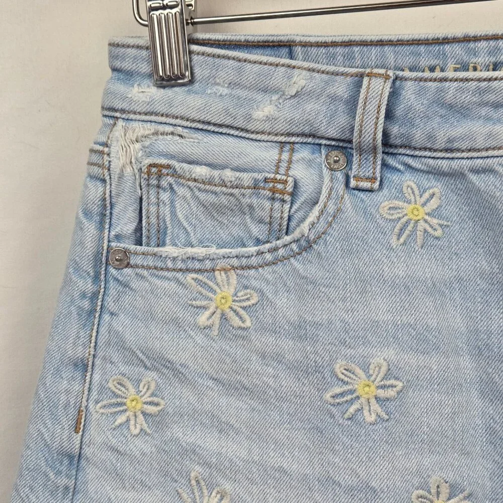 American Eagle Light Wash Daisy Embroidered Denim Shorts Size 4